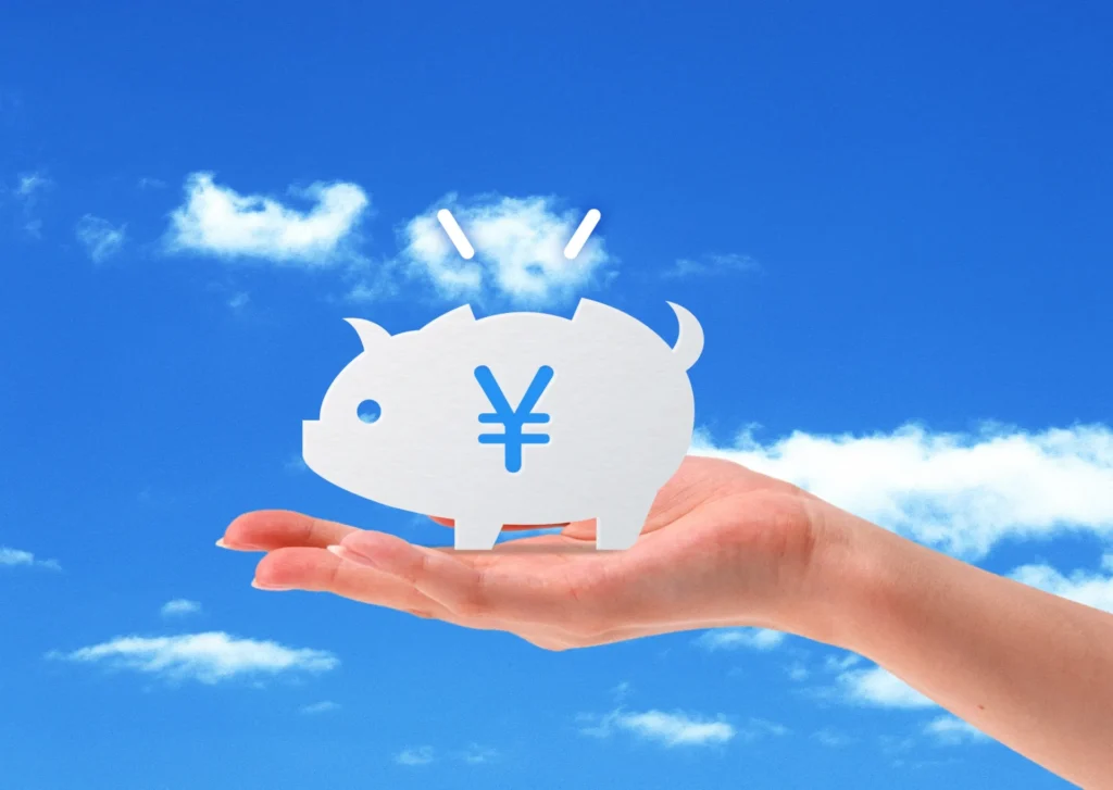 手のひらに豚の貯金箱（イメージ画像）