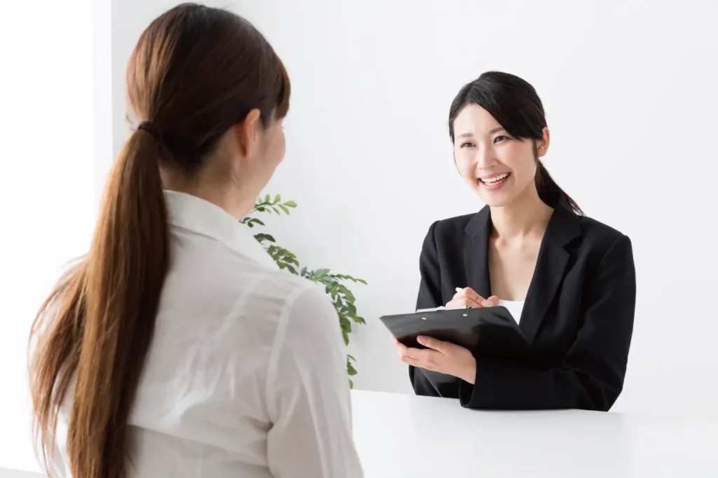お客様にヒアリングしている女性スタッフ