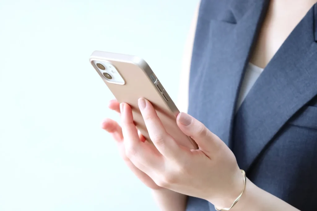 スマホを操作する女性の手元