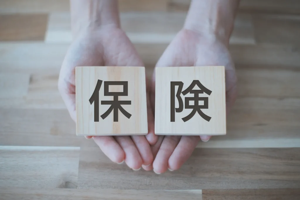 保険の文字を手に持つ