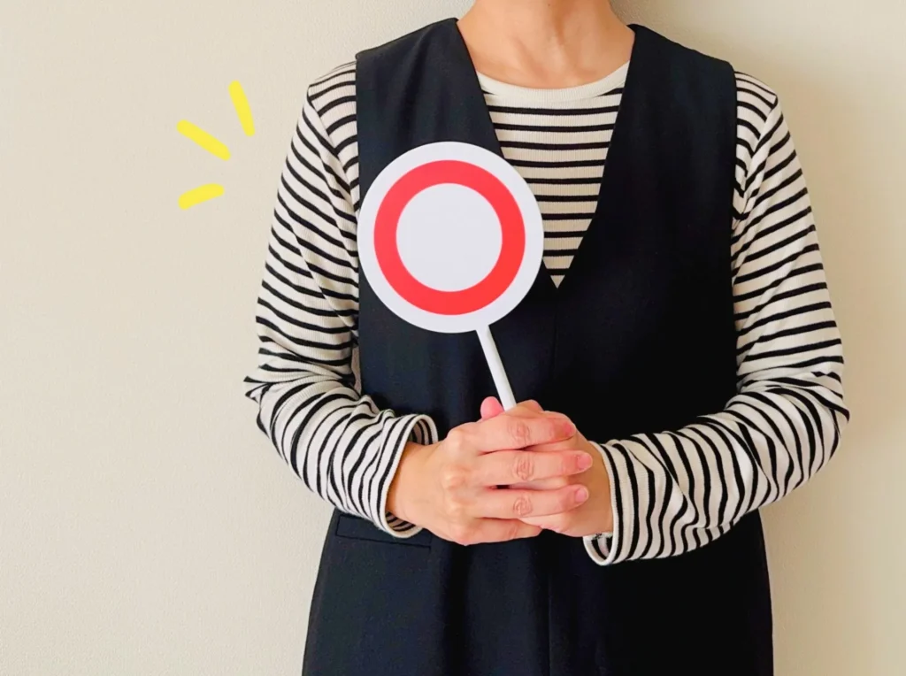 ○の札を持つ女性