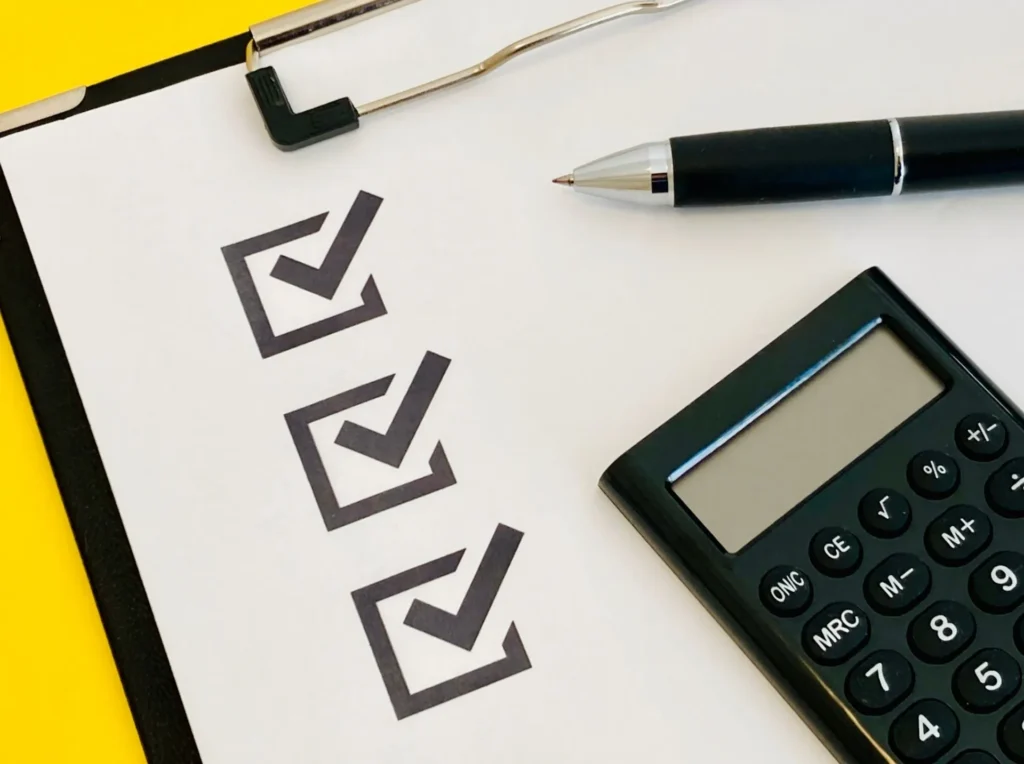 紙と電卓とボールペン。チェックリスト